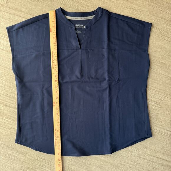 Fabletics Evolve Scrub Top Womens Large NWT Navy Blue 3 Pocket Oversized Stretch - Picture 8 of 10